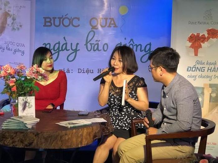 Nhà văn Hồ Thị Hải Âu và tác giả Diệu Hiền (trái) chia sẻ về cuốn sách "Bước qua ngày bão giông"