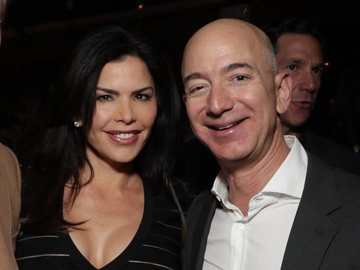 Tỷ phú Jeff Bezos và Lauren Sanchez thân thiết tại sự kiện.