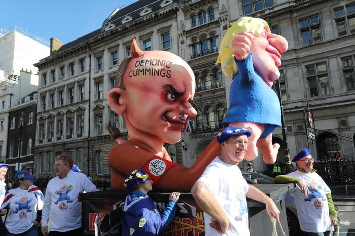 Người biểu tình còn mang theo cả hình nộm Thủ tướng Boris Johnson và cố vấn hàng đầu của ông là Dominic Cummings. Ông Dominic Cummings chính là người đứng đầu điều hành chiến dịch Bỏ phiếu Rời đi trong cuộc trưng cầu dân ý hồi năm 2016. Ảnh: AFP.