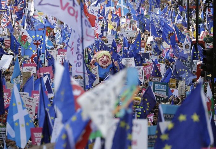 Cuộc tuần hành hôm thứ bảy được cho là cuộc biểu tình chống Brexit lớn nhất kể từ khi cuộc trưng cầu dân ý lần đầu tiên diễn ra vào năm 2016, và nước Anh đang bị chia cắt hơn bao giờ hết với cuộc khủng hoảng chính trị kéo dài đã hơn 3 năm. Ảnh: AP.