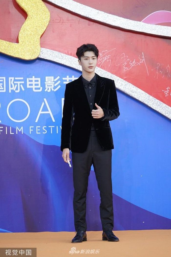 Hai ngôi sao trẻ Trương Nhất Sơn và Phạm Thừa Thừa bảnh bao trên thảm đỏ sự kiện Con đường tơ lụa. Trương Nhất Sơn sinh năm 1992, là diễn viên thực lực của màn ảnh Hoa ngữ. Em trai Phạm Băng Băng lại là tên tuổi mới trong môn nghệ thuật thứ 7. Chàng trai 19 tuổi vừa hoàn thành vai nam chính trong bộ phim chuyển thể từ tiểu thuyết mang tên Linh vực.