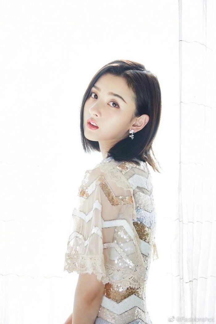 Xuất thân là diễn viên nhí, Tống Tổ Nhi trở thành gương mặt quen thuộc với khán giả khi vào vai Na Tra trong Bảo liên đăng tiền truyện. Những năm gần đây ngôi sao sinh năm 1998 đã có sự bứt phá trong các bộ phim Biển rộng trời cao, Người là thiên sứ, Dưới ánh mặt trời… Bộ hình chụp trước thềm sự kiện do quản lý của cô đăng tải nhận được nhiều lời khen của khán giả. Với nhan sắc thanh tú, Tổng Tổ Nhi được giới truyền thông gọi bằng biệt danh "thần tiên tỷ tỷ mới".