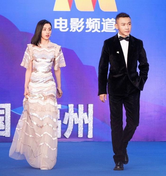 "Na Tra" Tống Tổ Nhi xuất hiện trên thảm đỏ cùng "Càn Long" Nhiếp Viễn. Cô mặc bộ váy kiểu dáng kín đáo, thanh lịch. Chi tiết metalic điểm xuyết trên váy giúp vẻ ngoài của nữ diễn viên 21 tuổi trở nên thu hút, bắt ánh đèn hơn. Đi cạnh cô, Nhiếp Viễn lựa chọn bộ suit cổ điển lịch lãm.