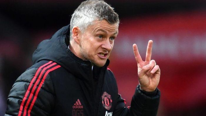 HLV Ole Solskjaer chế giễu Liverpool trước đại chiến.