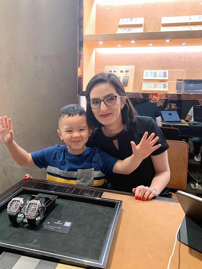 Bảo Thy vừa nhờ người thân mua 2 chiếc đồng hồ hàng hiệu giống nhau để dành riêng cho mình và tặng quà sinh nhật cho một người đặc biệt.