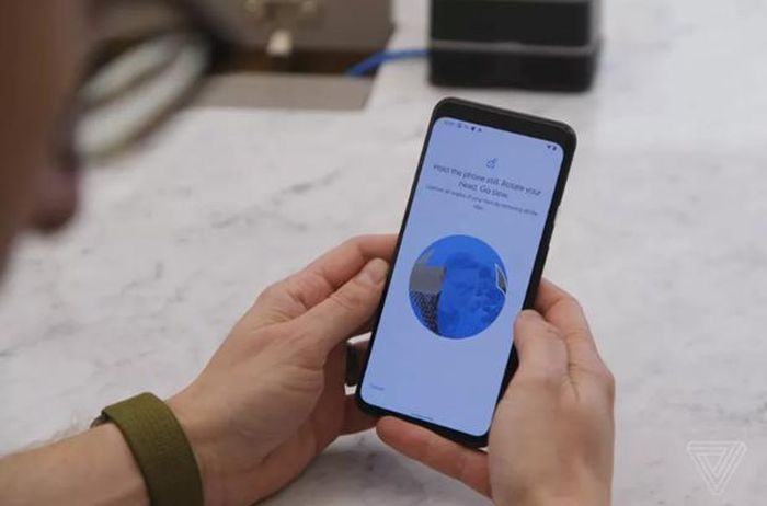 Tính năng mở khóa bằng khuôn mặt trên Pixel 4 có nhiều điểm giống Face ID trên iPhone. (Nguồn: The Verge)