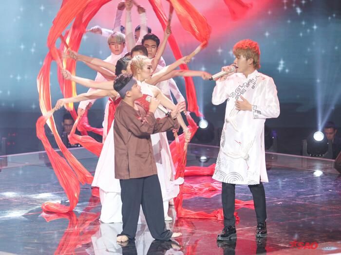 - Nếu nhận được lời mời tham dự The Voice Kids với tư cách HLV thì hai bạn nghĩ sao?