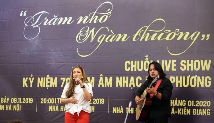 Ca sĩ Thanh Hà thể hiện một ca khúc của nhạc sĩ Lam Phương tại buổi họp báo. Ca sĩ Thanh Hà và danh ca Giao Linh là 2 nghệ sĩ sẽ tham dự đủ 3 show tại Hà Nội, TP.HCM và Kiên Giang - Ảnh: Huy Thông