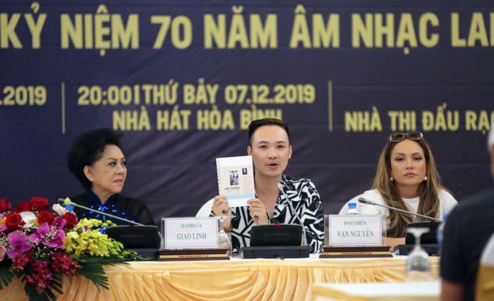 Tổng đạo diễn Vạn Nguyễn (giữa) giới thiệu bản demo cuốn sách “Trăm nhớ ngàn thương” dự kiến sẽ được phát hành vào ngày 9/11 tới - Ảnh: Huy Thông