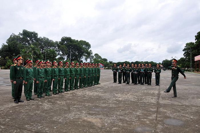 Bộ môn Điều lệnh đội ngũ dự giờ giảng mẫu của giảng viên, Trung tá Đàm Thanh Sơn.