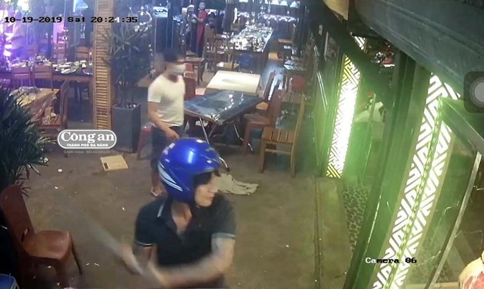 Nhóm thanh niên xông vào quán nhậu đập phá tài sản.