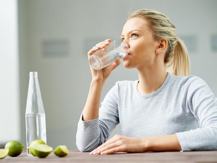 Theo khuyến cáo của Hiệp hội dinh dưỡng Anh, mỗi người cần uống ít nhất 2 lít nước mỗi ngày để giữ ẩm, kể cả trong mùa đông. Nếu không uống đủ nước, cơ thể sẽ bị mất nước, gây ra nhiều bệnh tật và các vấn đề về thận, tiêu hóa... Ảnh minh họa: Internet
