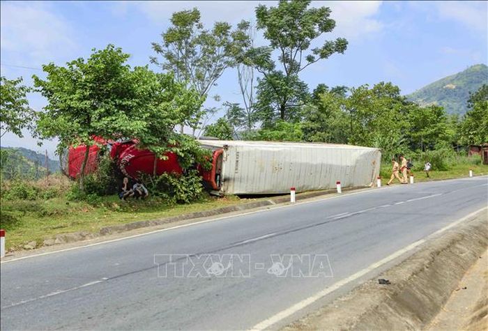 Xe đầu kéo cùng container chở khoai bị lật nhào.