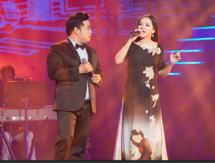 Như Quỳnh hội ngộ Quang Lê với ca khúc "Phố đêm". Nam ca sĩ chia sẻ, anh thần tượng Như Quỳnh và từ năm 9-10 tuổi đã tiết kiệm tiền ăn sáng để mua đĩa của chị. 