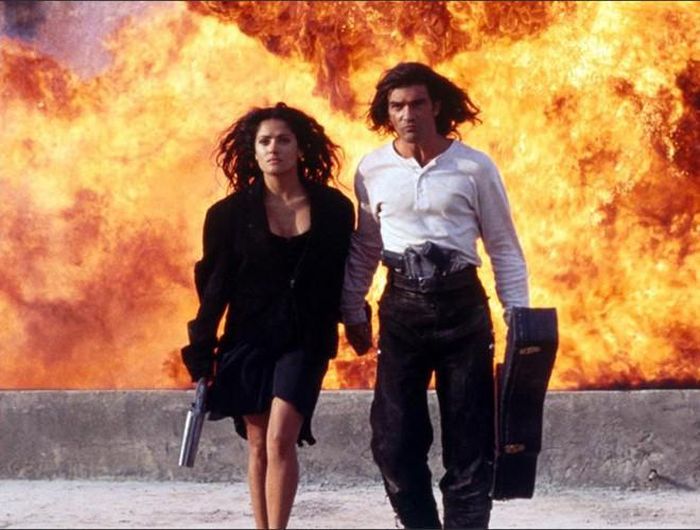  Các nhà làm phim hành động Hollywood sẽ không lừa bạn về sức tàn phá của những vụ nổ với một thành phố. Tuy nhiên, với những cảnh kiểu như: Sau lưng nam/nữ chính là một biển lửa cùng những tiếng nổ đinh tai nhức óc nhưng họ vẫn giữ biểu cảm "cool ngầu"... lại vô tình khiến nhiều người coi thường mức độ nguy hiểm của một vụ nổ tới con người 
