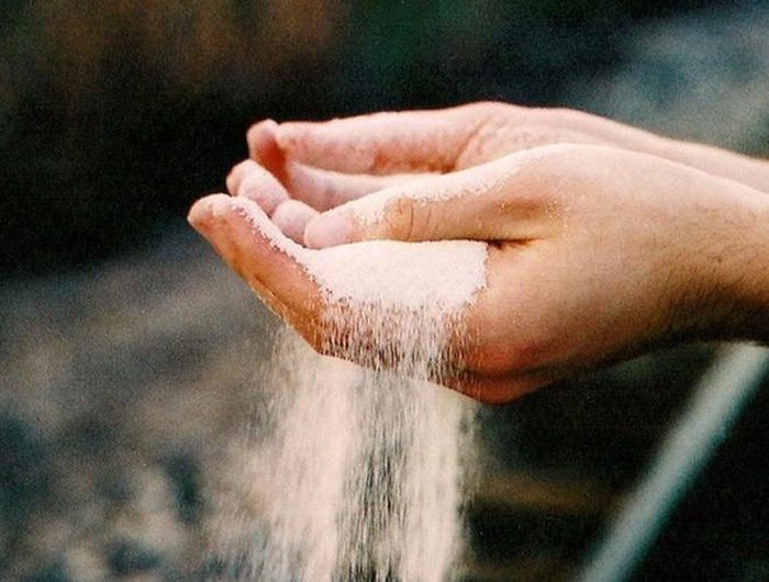  Có câu nói khi chết đi, "cát bụi sẽ về với cát bụi". Đồng thời, với những cảnh rải tro cốt trên phim với hình ảnh bụi mịn khiến nhiều người có suy nghĩ sau khi hỏa táng, cơ thể con người chính là những hạt như cát mịn, dễ dàng bị gió thổi tung 