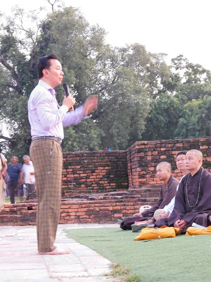 Đại sứ Phạm Sanh Châu tại Vườn Lâm Tỳ Ni (Lumbini thuộc vương quốc Ấn Độ cổ, nay là Nepal)...