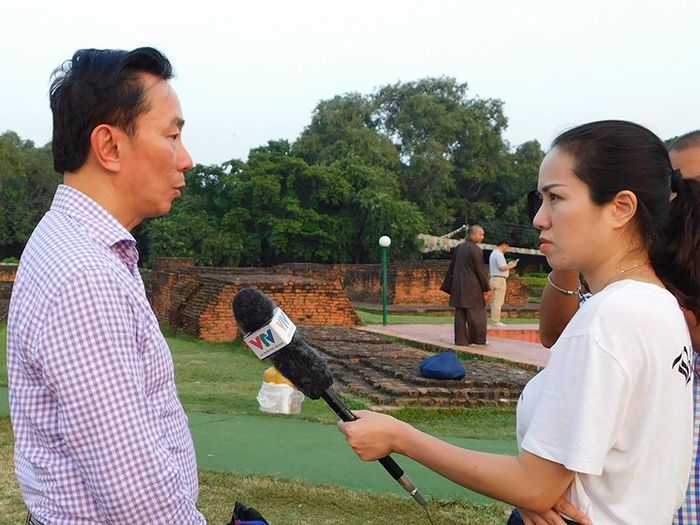 ... và trả lời phỏng vấn của VTV