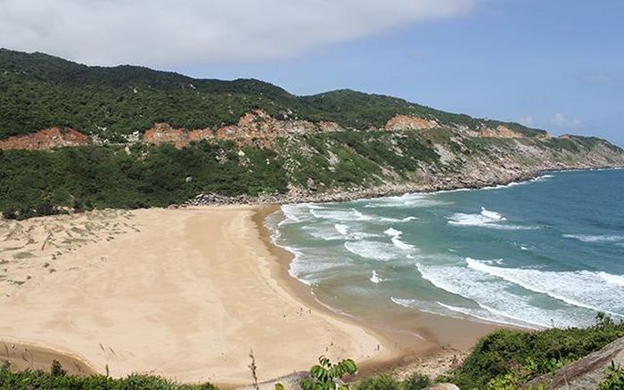 Biển Bãi Môn xanh trong.