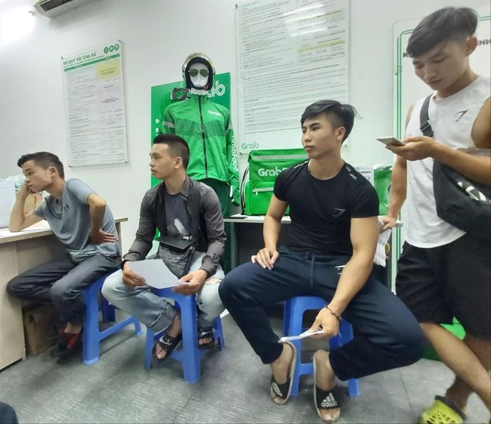 Rất nhiều người trong họ là sinh viên chờ làm thủ tục