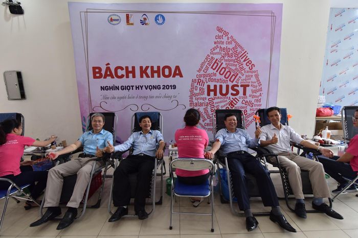 Nhiều giảng viên, cá bộ quản lý của ĐH Bách khoa cũng tham gia hiến máu
