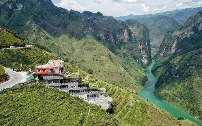 Tòa nhà bảy tầng xây không phép trên đỉnh đèo Mã Pì Lèng.