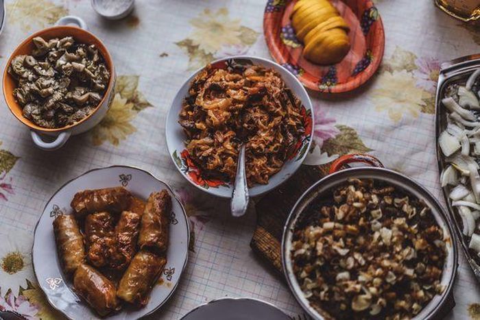 Robyn được mời ăn các món ăn truyền thống địa phương trong chuyến viếng thăm 