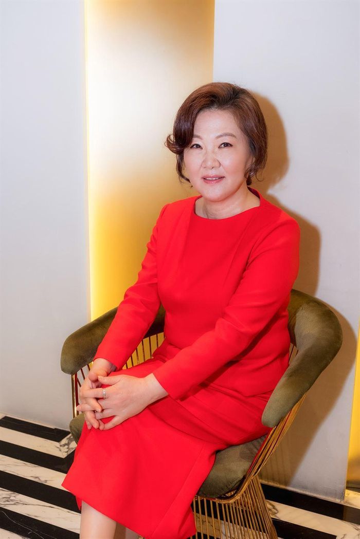 Kim Hae-sook giành giải Nữ diễn viên của năm tại giải thưởng Marie Claire Asia Star Awards 2018. 