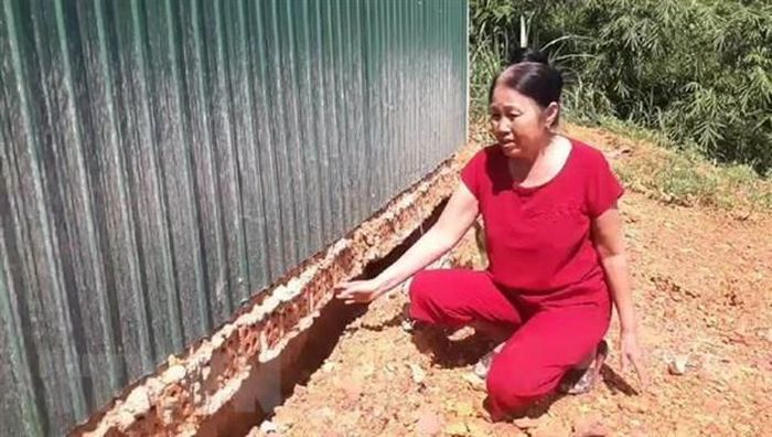 Móng nhà dân bị sụt lún. (Ảnh: K GƯỈH/TTXVN)