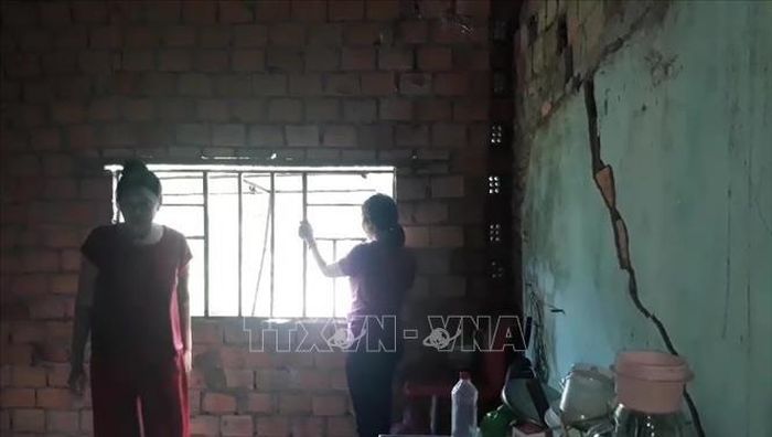 Nhà dân bị nứt nẻ, nguy cơ sụp đổ bất cứ lúc. Ảnh: K GƯỈH/TTXVN