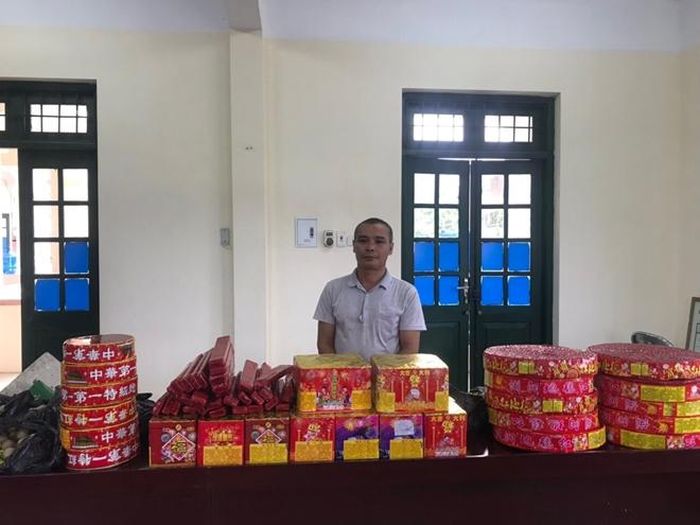 Đối tượng Vũ Văn Tuyên cùng số pháo bị thu giữ
