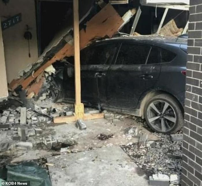 Cayla mất lái và đâm vào ngôi nhà hoang, sau khi trúng bắn. Ảnh: Daily Mail.