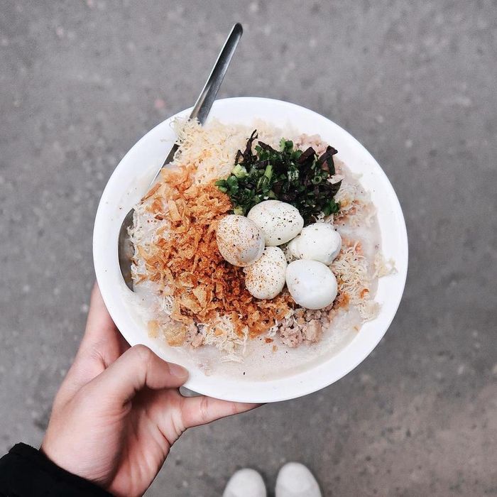 Một số người từng ăn ở đây khuyên thực khách nên cân nhắc kỹ khi chọn suất đầy đủ vì ruốc và thịt băm đều là món mặn. Việc ăn kèm cả 2 với cháo có thể khiến nhiều người cảm thấy khó chịu. Ngoài vấn đề này, chất lượng cháo và thái độ phục vụ của chủ quán đều được đánh giá cao. Ảnh: Ninheating.
