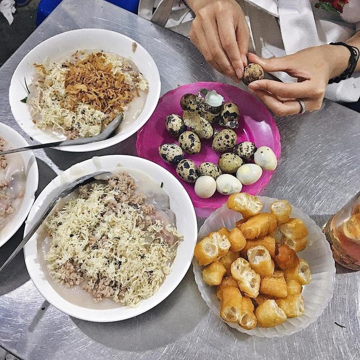 Cháo sườn trứng cút ngõ Lương Sử C cũng là địa chỉ được nhiều thực khách "chọn mặt gửi vàng" những ngày thu sang. Quán này được đánh giá cao vì có nhiều món ăn kèm như ruốc, sườn, thịt băm, quẩy, trứng cút để khách hàng lựa chọn. Suất đầy đủ ở đây có giá 30.000 đồng, được nhiều khách hàng nhận xét là khá rẻ so với chất lượng. Ảnh: Ligchitrann1001, Ht.kun.