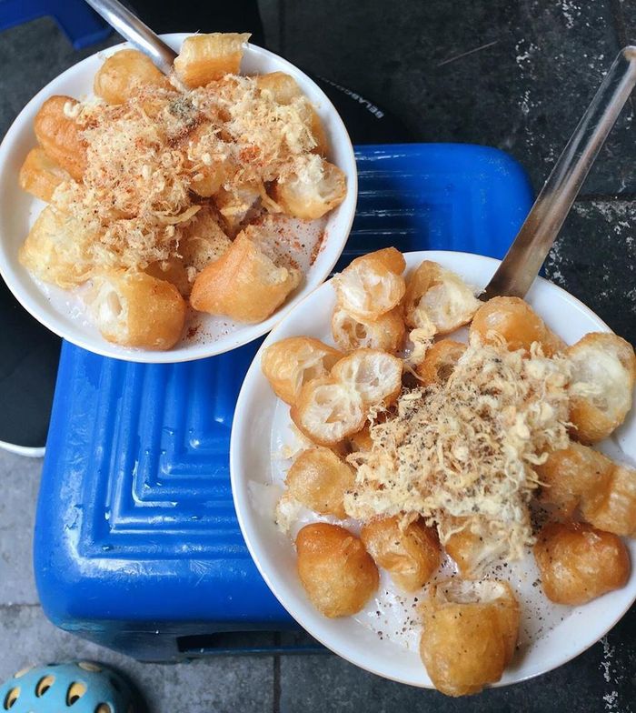 Cháo sườn cô Là từng "nổi như cồn" trong thánh địa ăn uống ngõ Huyện. Tuy nhiên, quán cháo này hiện đã chuyển ra ngã tư Lý Quốc Sư - Hàng Bông. Cháo sườn ở đây lúc nào cũng nóng hổi, ngọt vị vì được nấu bằng nước hầm từ sương. Thực khách đến đây thích ăn kèm một số "topping" như thịt xào, ruốc hay sườn sụn. Giá cháo ở quán này dao động từ 25.000-40.000 đồng/bát, tùy loại. Ảnh: Hsiao Ming, Tiên Trần.