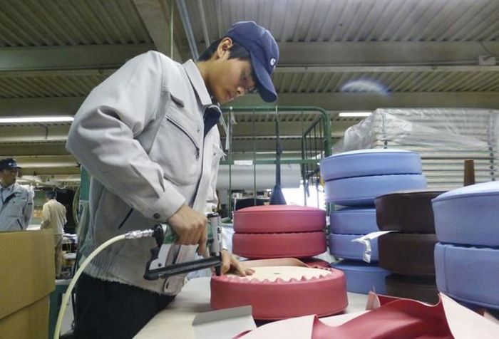 Thực tập sinh Việt Nam làm việc tại một nhà máy ở Okazaki, tỉnh Aichi. Ảnh: Kyodo.