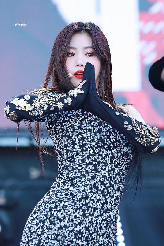 Nhiều ý kiến cho rằng ở Soo Jin có tố chất nghệ sĩ nổi trội nhưng chưa có cơ hội để thể hiện. Chỉ đến khi tham gia Queendom, tài năng của cô mới thực sự tỏa sáng. Trong từng bước nhảy, ở mọi góc quay, vũ công chính nhóm (G)I-DLE đều toát ra sức hút đặc biệt khiến người xem không thể rời mắt. 