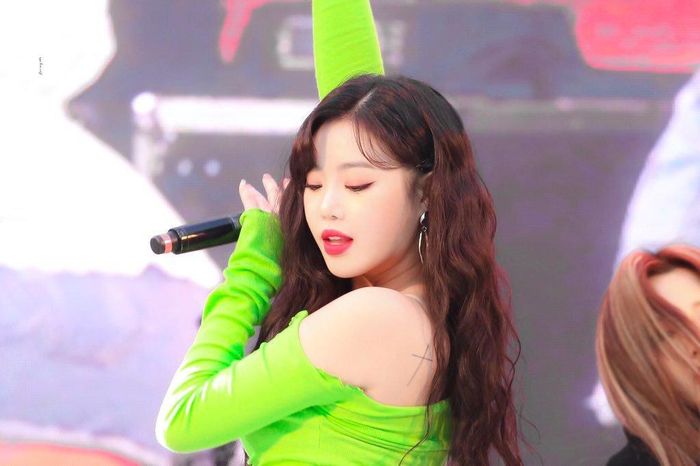 Hầu hết bài viết trên các diễn đàn dành cho fan Kpop đều dành lời khen ngợi cho thần thái và biểu cảm sân khấu của Soo Jin. Sở hữu gương mặt bầu bĩnh, ngây thơ song nữ idol sinh năm 1998 lại gây ấn tượng khi chuyển sang hình tượng quyến rũ.