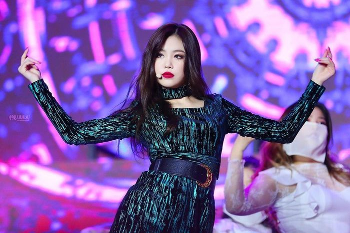 Là nhóm tân binh trẻ tuổi nhất tham gia tranh tài, (G)I-DLE đã cho thấy sự chuyên nghiệp và tài năng ấn tượng ngay từ tập đầu tiên. Tiềm năng vượt trội của các thành viên cũng dần được lộ rõ qua từng vòng thi. Trong đó, cái tên trở thành chủ đề gây sốt trên cộng đồng mạng thời gian gần đây chính là Soo Jin.