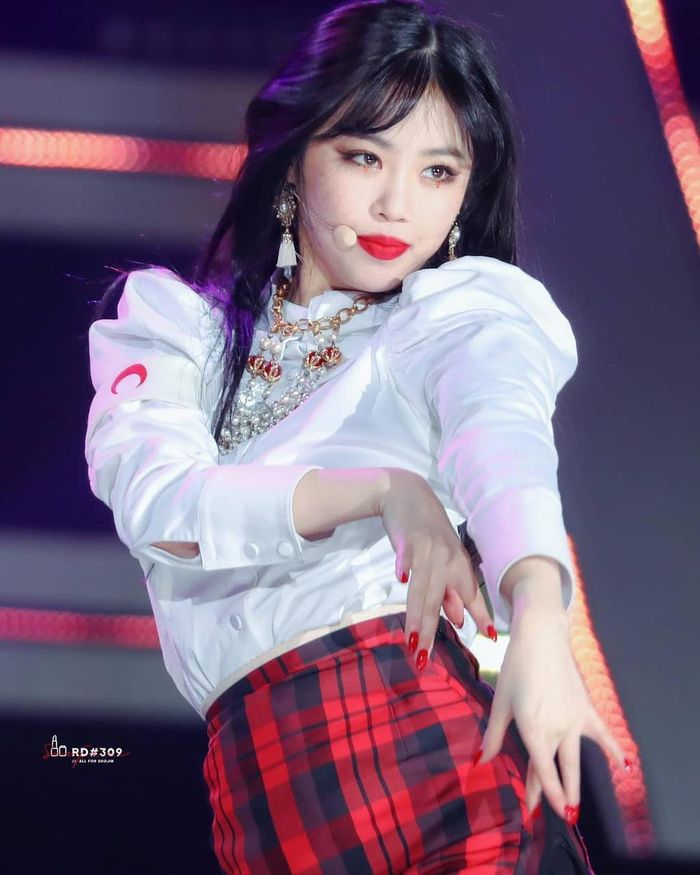 Mỗi lần tham gia sự kiện, Soo Jin lại trở thành tâm điểm chú ý. Ngay cả những bức ảnh do fan chụp vội, nữ ca sĩ cũng chinh phục khán giả nhờ vóc dáng cuốn hút. Nữ idol nhà Cube được mệnh danh là HyunA thứ 2 nhờ vẻ quyến rũ. 