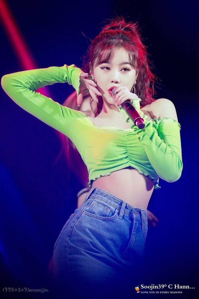 Nữ thần tượng sinh năm 1998, đảm nhận vai trò nhảy chính kiêm rap và hát phụ trong nhóm. Cô được nhận xét là thành viên đa tài chỉ xếp sau trưởng nhóm So Yeon. Vốn không được đánh giá cao về nhan sắc, song nữ ca sĩ 21 tuổi lại gây ấn tượng với thân hình quyến rũ, đường cong hút mắt và khả năng làm chủ sân khấu chuyên nghiệp. 