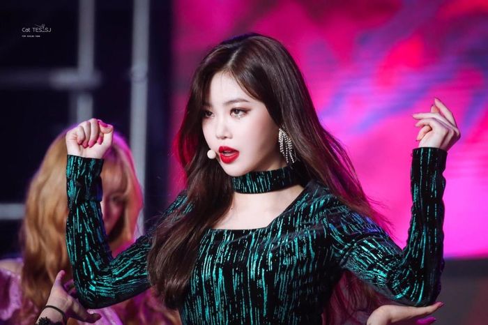 Cư dân mạng đã nhận xét về Soo Jin trên MXH: "Đôi mắt hút hồn theo kiểu lạnh lùng, kiêu kỳ. Vóc dáng thon gọn khiến những bước nhảy uyển chuyển, gợi cảm nhưng không quá lố hay tục"… 