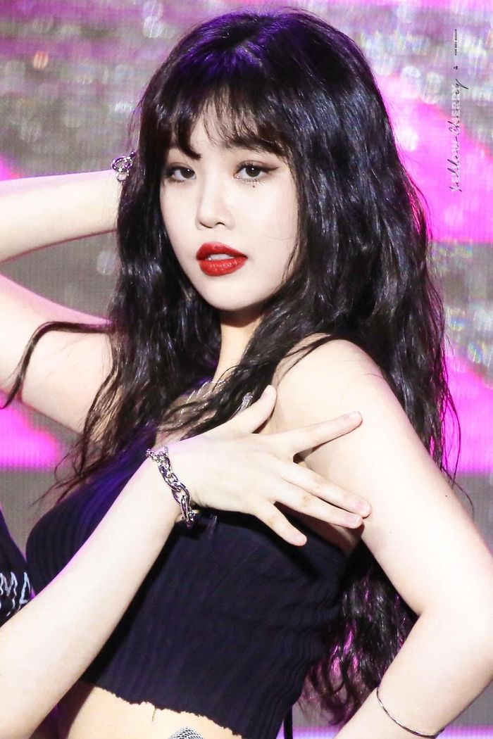 Soo Jin cũng là thành viên sở hữu nhiều fancam triệu view nhất của (G)I-DLE. Với khả năng biến hóa trên sân khấu, thành viên sinh năm 1998 của (G)I-DLE được kỳ vọng sẽ trở thành nữ hoàng quyến rũ thế hệ mới Kpop, tiếp nối các tiền bối như HyunA hay Sunmi. 