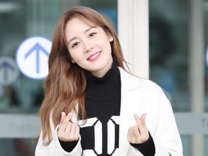 Ngoài Park Min Young, sự xuất hiện của “nữ hoàng tuyết” Jung Yu Ri cũng nhận được sự quan tâm đặc biệt của truyền thông và người hâm mộ có mặt tại sân bay. Nữ diễn viên U40 khởi hành sang Đan Mạch để thực hiện buổi chụp hình cho một tạp chí thời trang. 