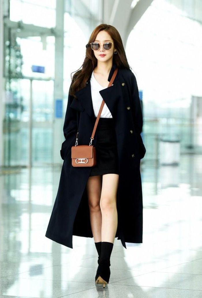 Tình cũ Lee Min Ho là một trong số ít những mỹ nhân dao kéo được công chúng xứ Hàn tôn vinh về nhan sắc. Cô được coi là người dẫn đầu xu hướng về phong cách thời trang sân bay thanh lịch của sao nữ xứ Hàn. 