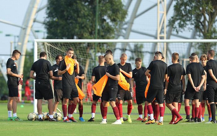 Phải trải qua chặng bay dài để tới Việt Nam nhưng ngay sau khi tới PVF, U19 Sarajevo đã lập tức luyện tập rất nghiêm túc