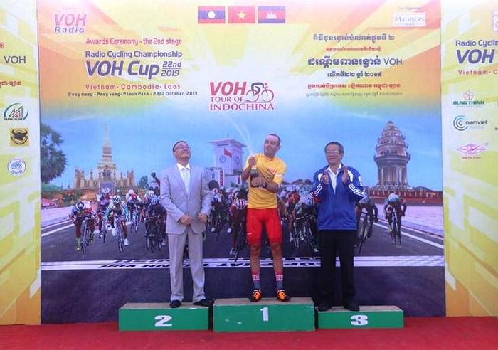 Tay đua của đội Anh văn Hội Việt Mỹ đoạt chiếc áo vàng chặng hai.