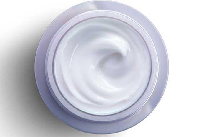 Kem calamine: Thoa kem calamine có tính giảm đau lên vết ong đốt, sẽ tạo cảm giác ngứa ngáy dịu nhẹ. Cơn đau sẽ thuyên giảm trong vòng 45 phút. Bạn nên thoa lại sau 4 giờ đồng hồ để tránh cơn đau tái phát.