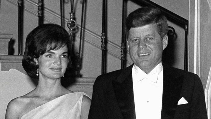 Sau lần đính hôn đầu tiên, Jacqueline suy nghĩ cẩn thận hơn khi được Tổng thống Kennedy cầu hôn.