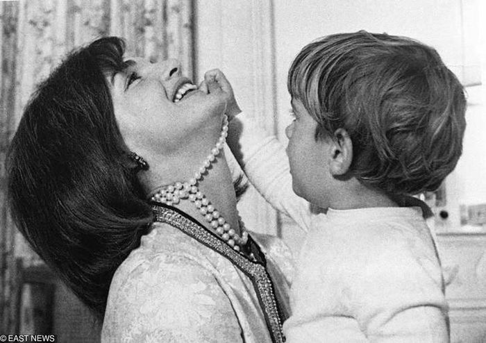 Sau khi kết hôn, Đệ nhất phu nhân Jacqueline 3 lần đối mặt với nỗi đau mất con. Sau khi sinh con gái đầu lòng Caroline năm 1957, bà bị sảy thai.